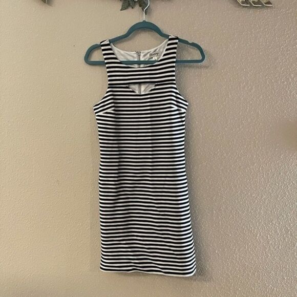 Olsenboye - Womeb’s black / white textured stripe dress - Picture 2 of 11